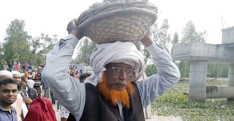 মাটির ঝুড়ি মাথায় নিয়ে সংস্কারকাজে নবনির্বাচিত চেয়ারম্যান