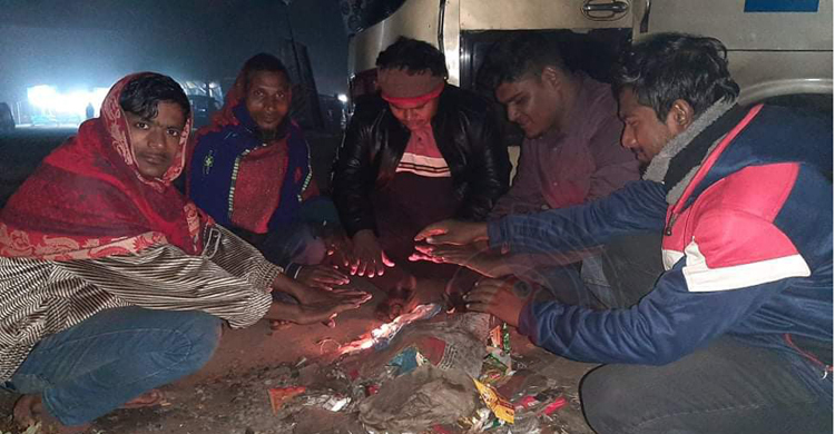 নদী পারের অপেক্ষায় তীব্র শীতে কাবু যাত্রীরা