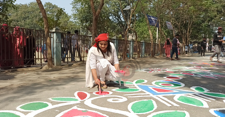 সড়কে আঁকা আলপনায় একুশের চেতনা