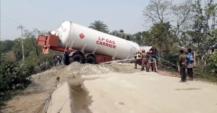 কুষ্টিয়া মহাসড়কে গ্যাস সিলিন্ডারবাহী ট্রাক বিকল, দীর্ঘ যানজট