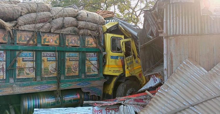 এক ট্রাকের চাকা ফেটে ৪ দোকানে ঢুকে পড়লো দুই ট্রাক-একটি ট্রাক্টর