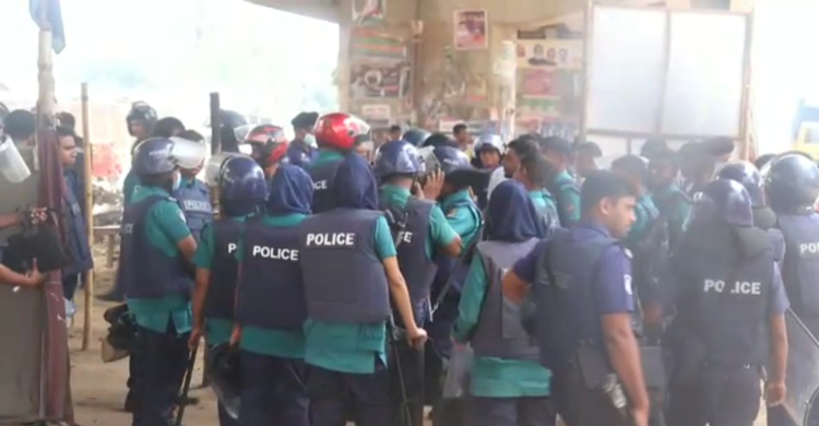 বেতন-ঈদ বোনাসের দাবিতে গাজীপুরে শ্রমিকদের বিক্ষোভ