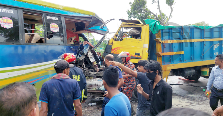 মানিকগঞ্জে বাস-ট্রাকের সংঘর্ষে নিহত ১, আহত ১৫