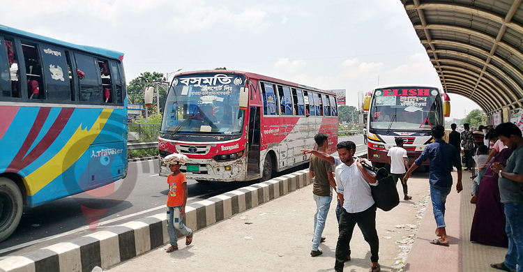 এক্সপ্রেসওয়ের ওপরই থামছে বাস, ওঠানামা করছেন যাত্রীরা