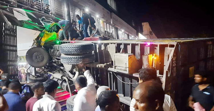 নিয়ন্ত্রণ হারিয়ে কাভার্ডভ্যান ঢুকলো মার্কেটে, আহত ৫