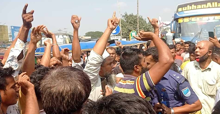 হাইওয়ে পুলিশের হয়রানি বন্ধের দাবিতে মাদারীপুরে মহাসড়ক অবরোধ