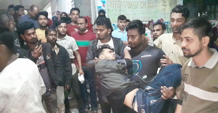 সড়কের পাশে সেলফি, মোটরসাইকেলের ধাক্কায় হাসপাতালে ৪ বন্ধু