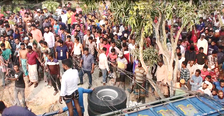 সাতক্ষীরায় ট্রাকচাপায় পিষ্ট হয়ে স্কুলছাত্রসহ নিহত ২