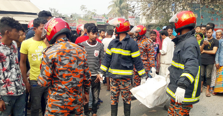 ছেলের মোটরসাইকেল থেকে পড়ে ট্রাকচাপায় মায়ের মৃত্যু | শুক্রবার, ২৭ জানুয়ারি ২০২৩