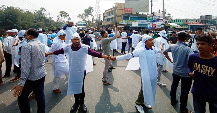 কাফনের কাপড় পরে সড়ক দুর্ঘটনার প্রতিবাদ