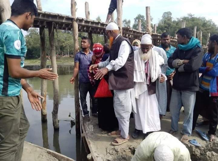 মাটির ঝুড়ি মাথায় নিয়ে সংস্কারকাজে নবনির্বাচিত চেয়ারম্যান