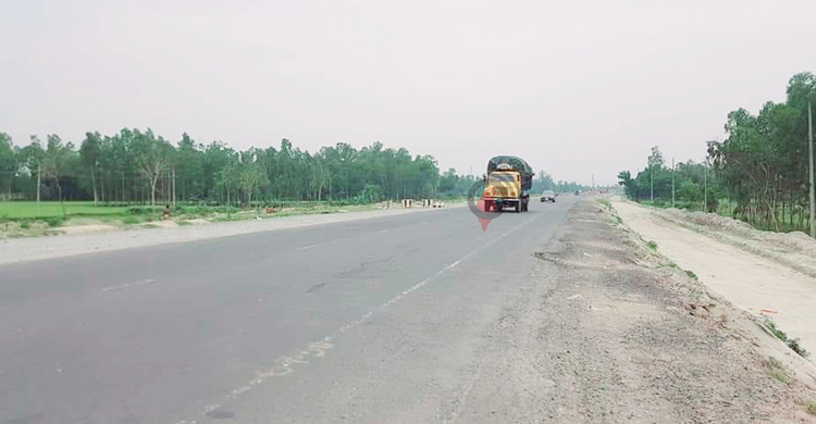 সিরাজগঞ্জে মহাসড়কে সুনসান নীরবতা