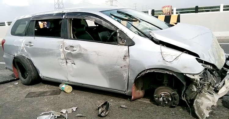 এক্সপ্রেসওয়েতে চাকা বিস্ফোরণে প্রাইভেটকার দুর্ঘটনা, আহত ২