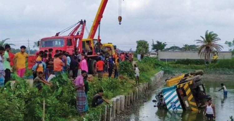 পল্লী বিদ্যুতের ক্রেন উল্টে প্রাণ গেল শ্রমিকের