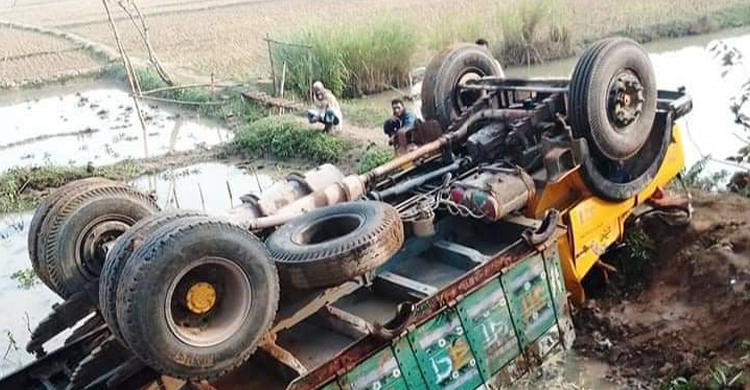 দুর্গাপুরে ট্রাক উল্টে শ্রমিক নিহত