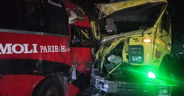 শায়েস্তাগঞ্জে বাস-ট্রাক-মোটরসাইকেলের ত্রিমুখী সংঘর্ষ, আহত ২৫