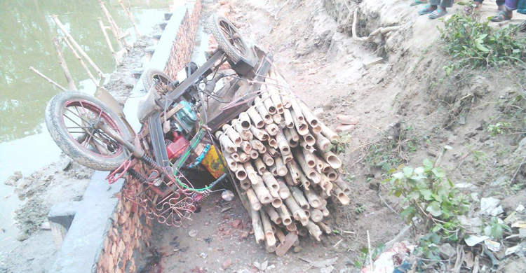 সড়কের পাশে মাটি নেই, ভ্যান উল্টে প্রাণ গেল চালকের