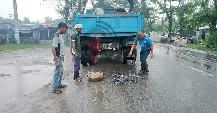 বৃষ্টিতেও চলে সওজের মহাসড়ক মেরামতের কাজ