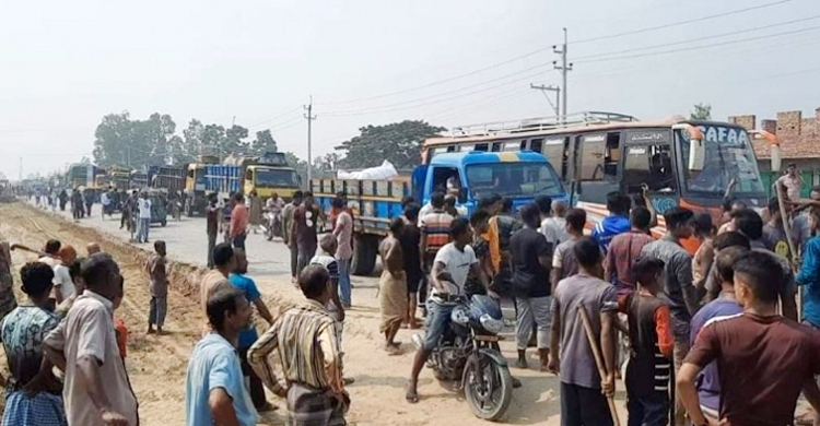 বগুড়ায় চাঁদাবাজি-শ্রমিক মারধরে মহাসড়ক অবরোধ