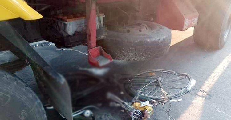 কানে ইয়ারফোন, সাইকেলসহ ট্রাকের নিচে কিশোর