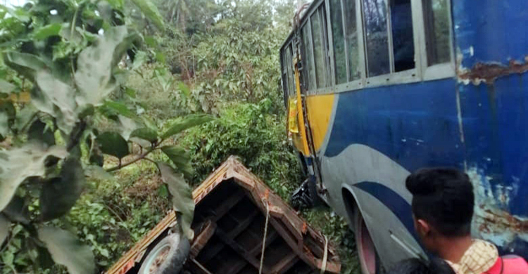 বাসের ধাক্কায় নসিমনচালক নিহত, আহত ৫
