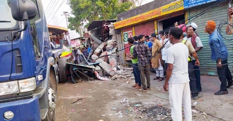 অটোরিকশা-মোটরসাইকেলসহ দোকানে ঢুকে পড়লো বাস, নিহত ১