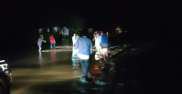 পাহাড়ি ঢলের পানিতে ডুবে গেলো সড়ক