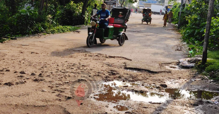 ভৈরব রেলওয়ে স্টেশন সড়ক বেহাল, চলাচলে ভোগান্তি