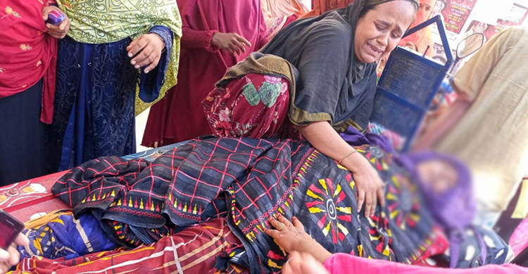 মোটরসাইকেলের ধাক্কায় প্রাণ গেলো গৃহবধূর