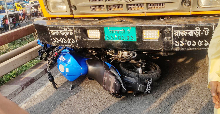 ফরিদপুরে ট্রাকচাপায় মোটরসাইকেলের দুই আরোহী নিহত