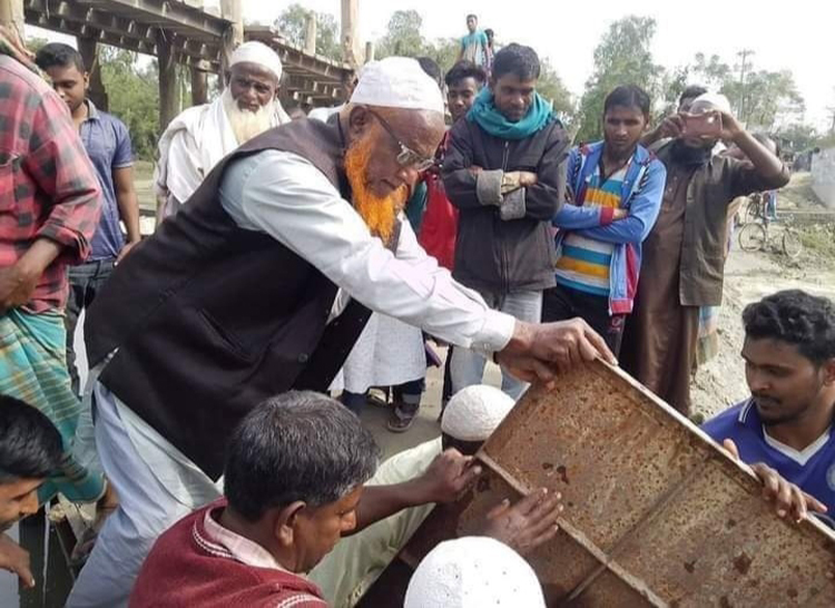 মাটির ঝুড়ি মাথায় নিয়ে সংস্কারকাজে নবনির্বাচিত চেয়ারম্যান