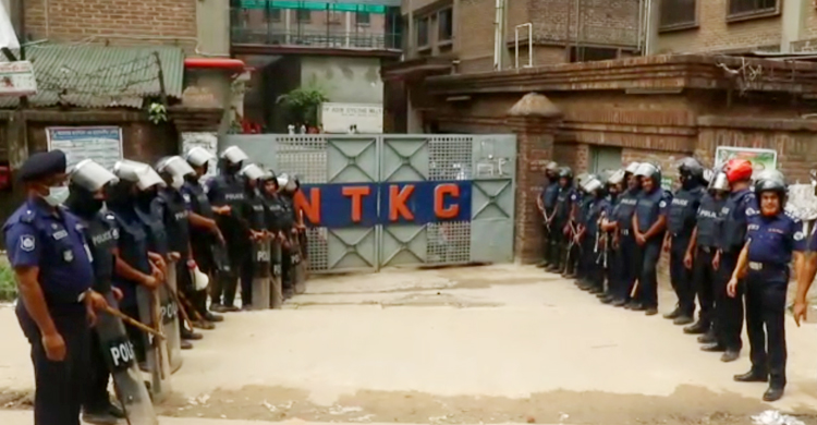 বেতন-ঈদ বোনাসের দাবিতে গাজীপুরে শ্রমিকদের বিক্ষোভ