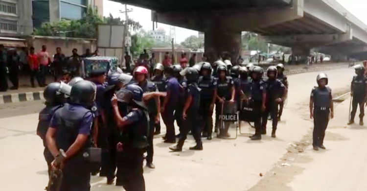 বেতন-ঈদ বোনাসের দাবিতে গাজীপুরে শ্রমিকদের বিক্ষোভ