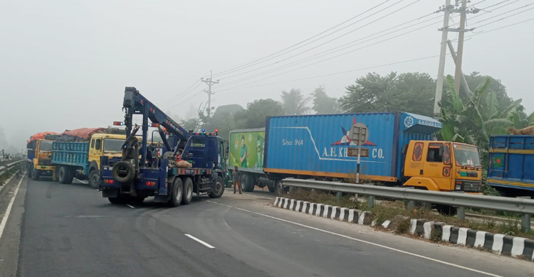 এক কিলোমিটারেই ১৬ দুর্ঘটনা, নিহত দুই