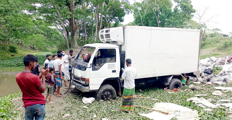 শরীয়তপুরে জাটকাভর্তি পিকআপ উল্টে যুবক নিহত