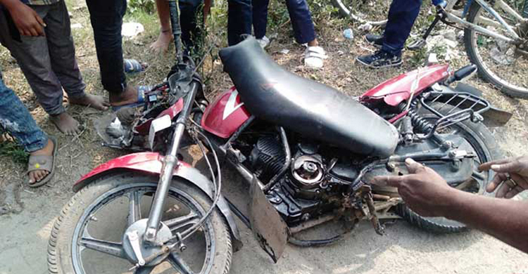 নসিমন-মোটরসাইকেল সংঘর্ষে স্বামী নিহত, স্ত্রী হাসপাতালে