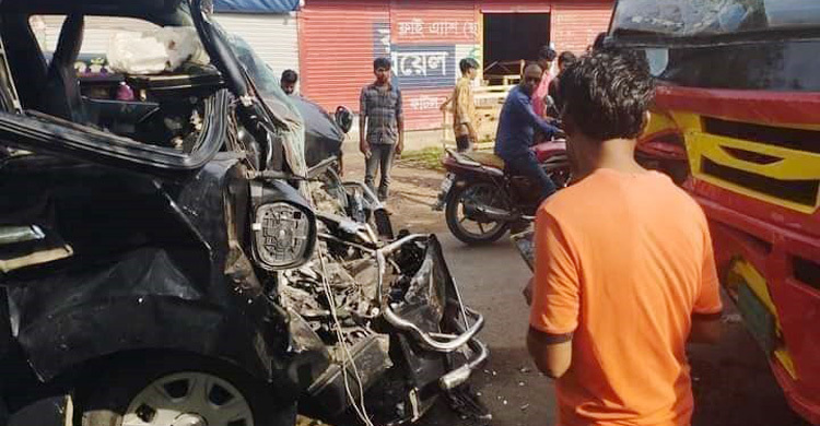 ফেনীতে বাস-মাইক্রোবাসের মুখোমুখি সংঘর্ষে চালক নিহত