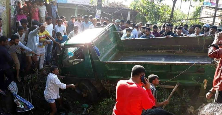 কক্সবাজারে সড়ক দুর্ঘটনায় স্কুলছাত্রসহ নিহত ২