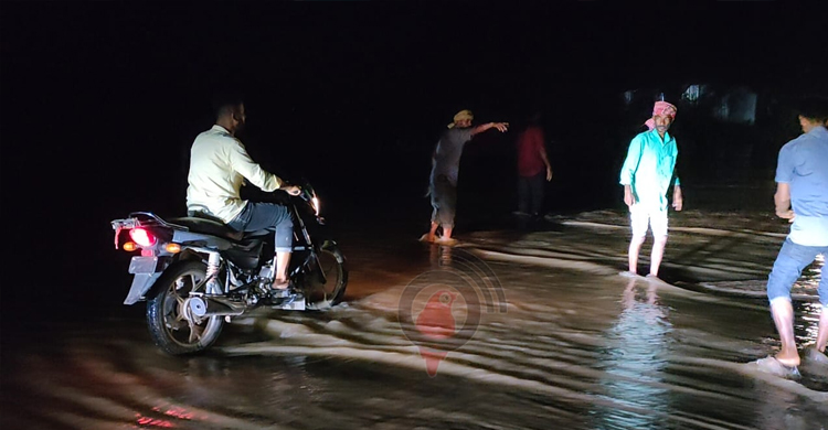 পাহাড়ি ঢলের পানিতে ডুবে গেলো সড়ক