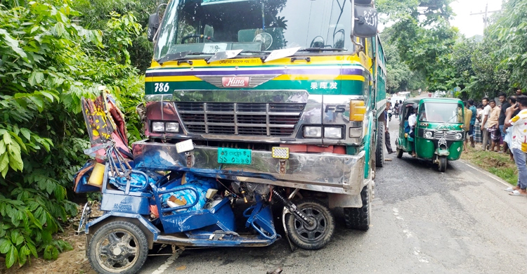 সড়কে প্রাণ গেলো ৫ জনের