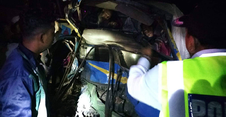 Tripartite road crash kills 3 in Narsingdi