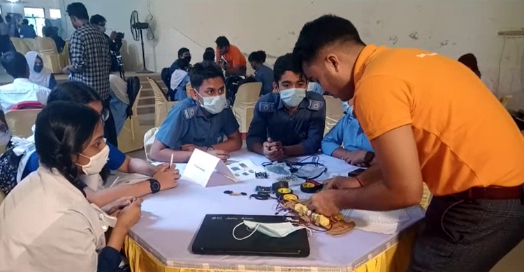 রোবট তৈরির উৎসবে মেতেছে শিক্ষার্থীরা