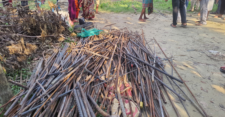 সাবেক ইউপি মেম্বারের বাড়িতে মিললো চুরি যাওয়া রড-সিমেন্ট