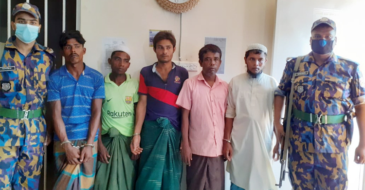 ক্যাম্পে অনুমতিহীন মাদরাসা করায় ৫ রোহিঙ্গা কারাগারে