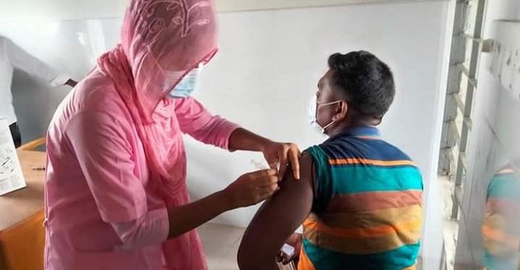 ভাসানচরে রোহিঙ্গাদের করোনা টিকা প্রদান