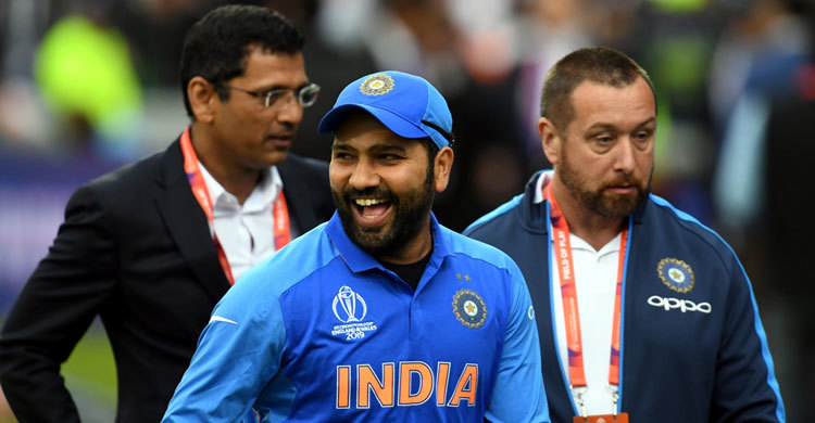 ছক্কার ‘৪০০’ ডাকছে রোহিতকে