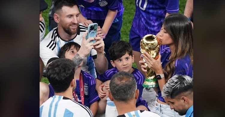 ট্রফিতে চুমু খাচ্ছেন রোকুজ্জো, ছবি তুলছেন মেসি