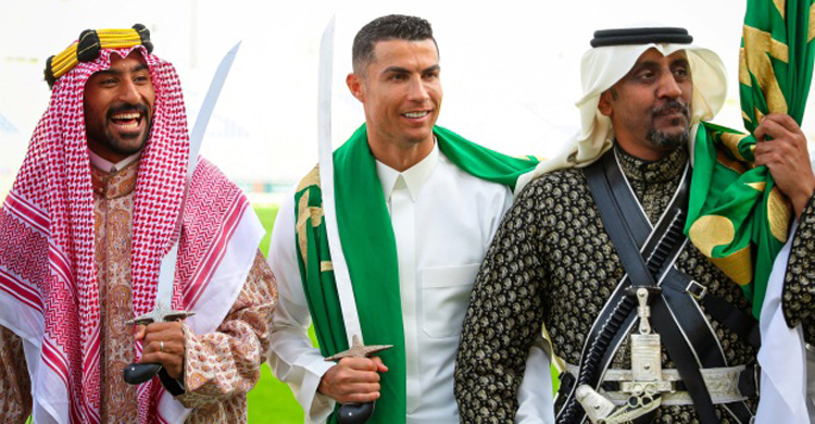 সৌদির ঐতিহ্যবাহী সাজে নজর কাড়লেন রোনালদো