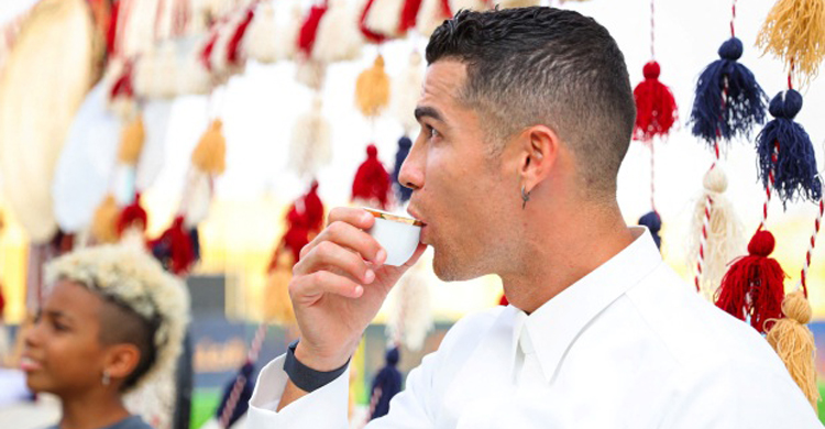 সৌদির ঐতিহ্যবাহী সাজে নজর কাড়লেন রোনালদো