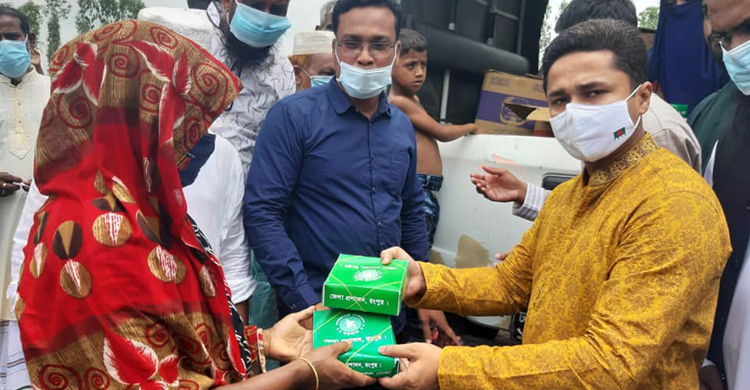 ঈদে বাড়ি বাড়ি বিরিয়ানির প্যাকেট পৌঁছে দিল জেলা প্রশাসন